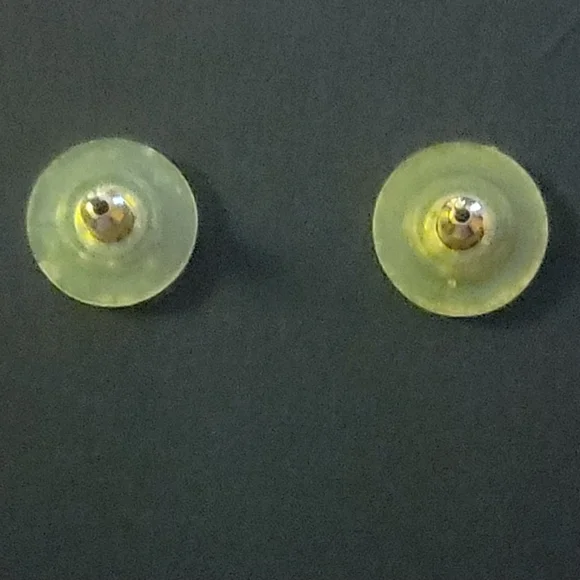 Elegant Vintage Richelieu Black Circle and Gold Tone Pierced Earrings - Picture 4 of 4